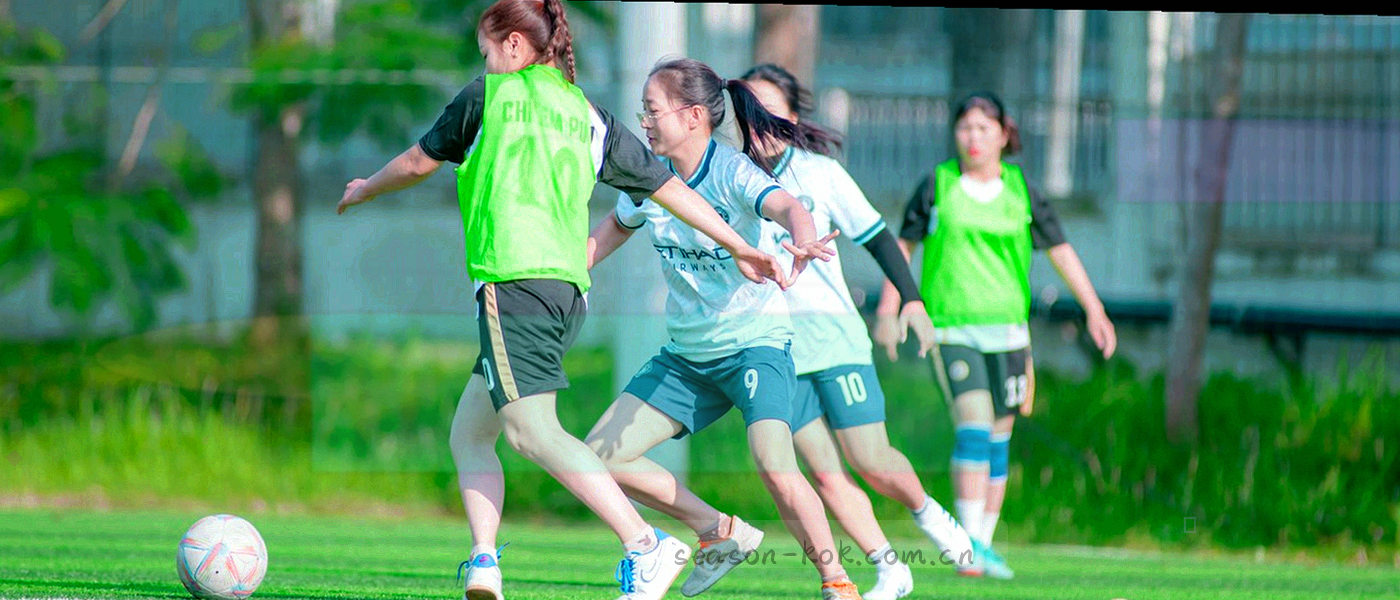 深墨绿底上由细网格线与锁形几何构成的抽象纹样，无文字内容
